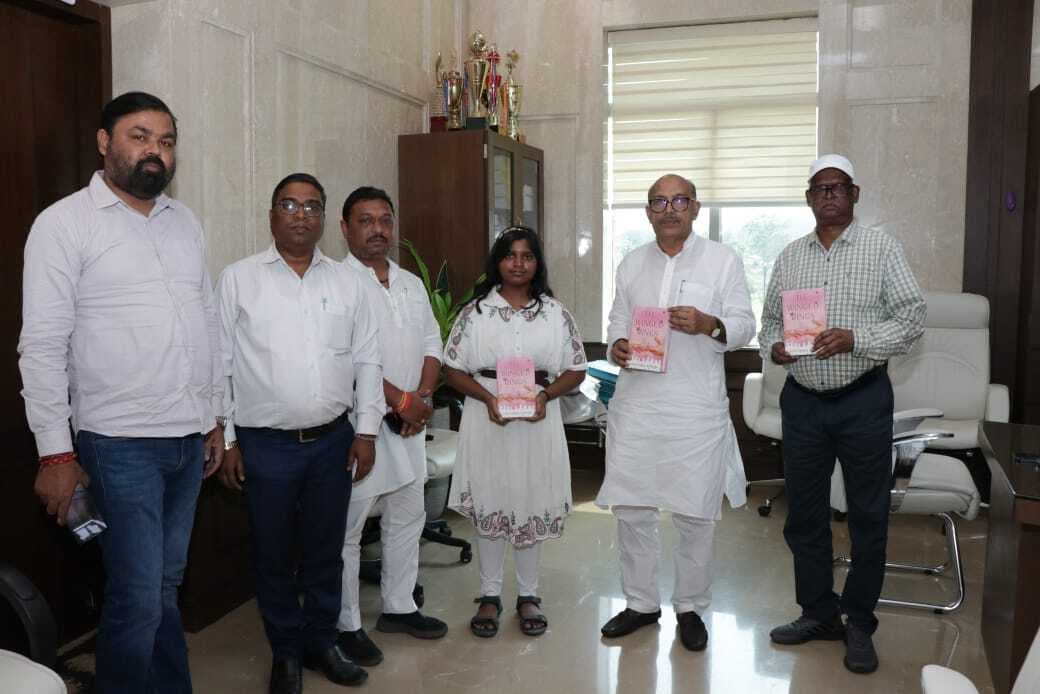 12 वर्ष की छात्रा लिखित पुस्तक द विंग्ड रिंग्स का स्पीकर ने किया लोकार्पण