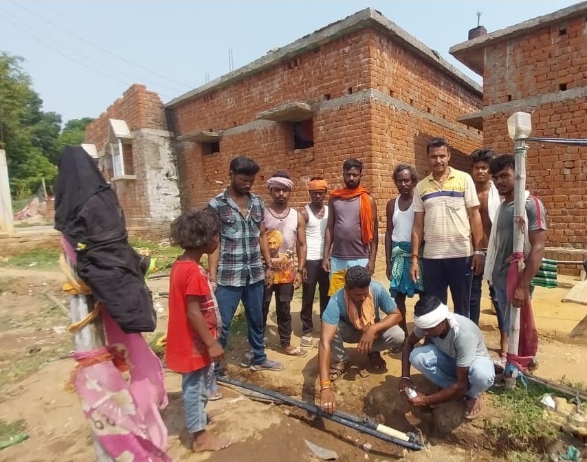 Giridih News : एसडीओ के निर्देश पर पाइप की हुई मरम्मत, जलापूर्ति शुरू