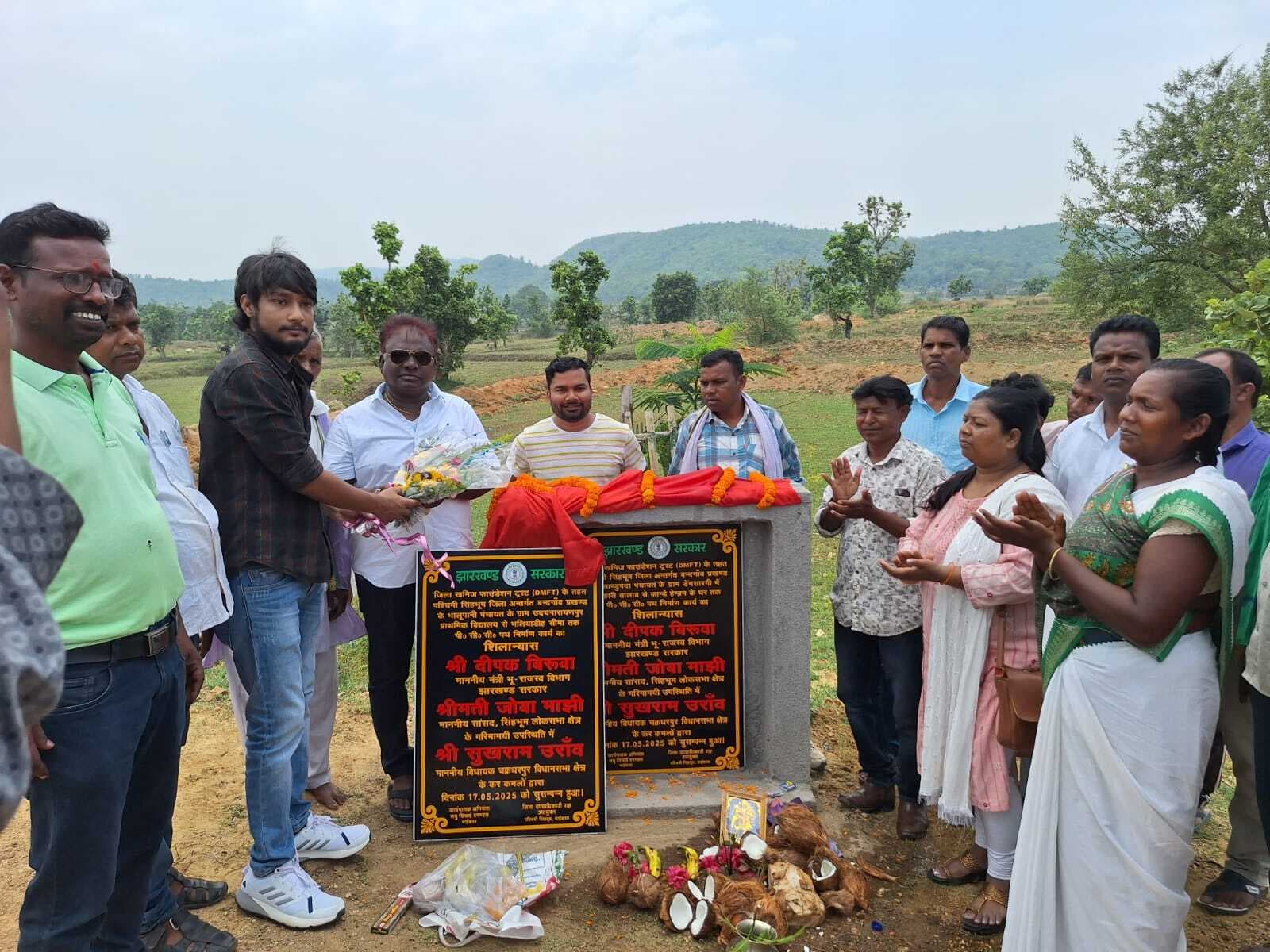 West Singhbhum News : सड़क निर्माण में गुणवत्ता से कोई समझौता नहीं, ग्रामीण रखें ध्यान