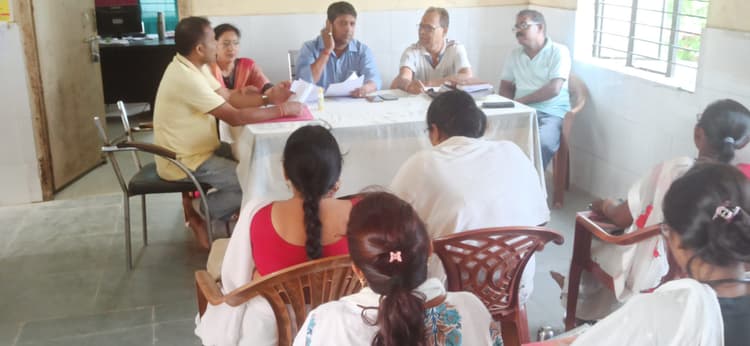 Madhubani News : एएनएम व आशा को कम्युनिकेशन व टीकाकरण माइक्रोप्लान की दी जानकारी