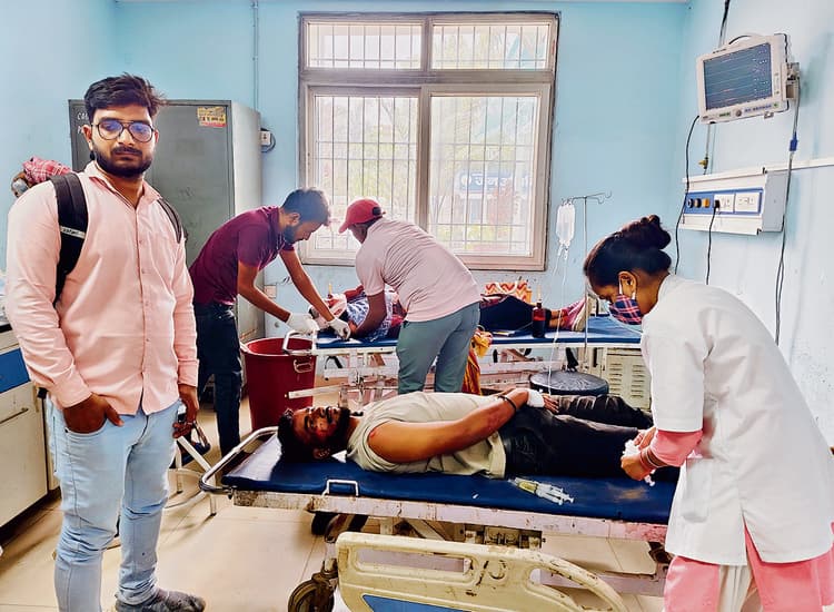 Ara News : कार ने बाइक में मारी टक्कर, भाई-बहन गंभीर