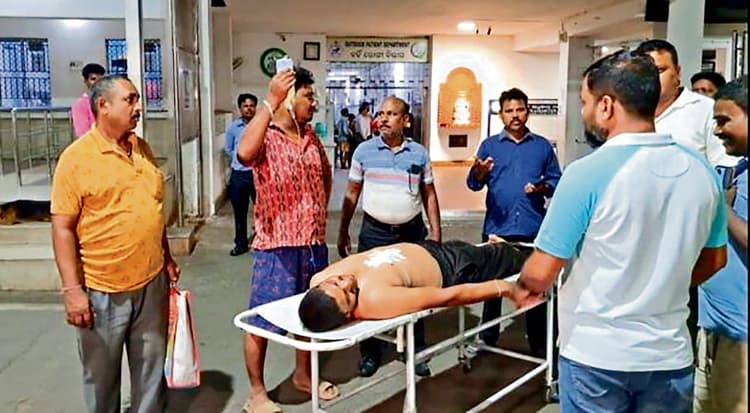 Rourkela News: रंगदारी नहीं देने पर थाेक किराना दुकानदार पर फायरिंग, ग्राहक भी घायल