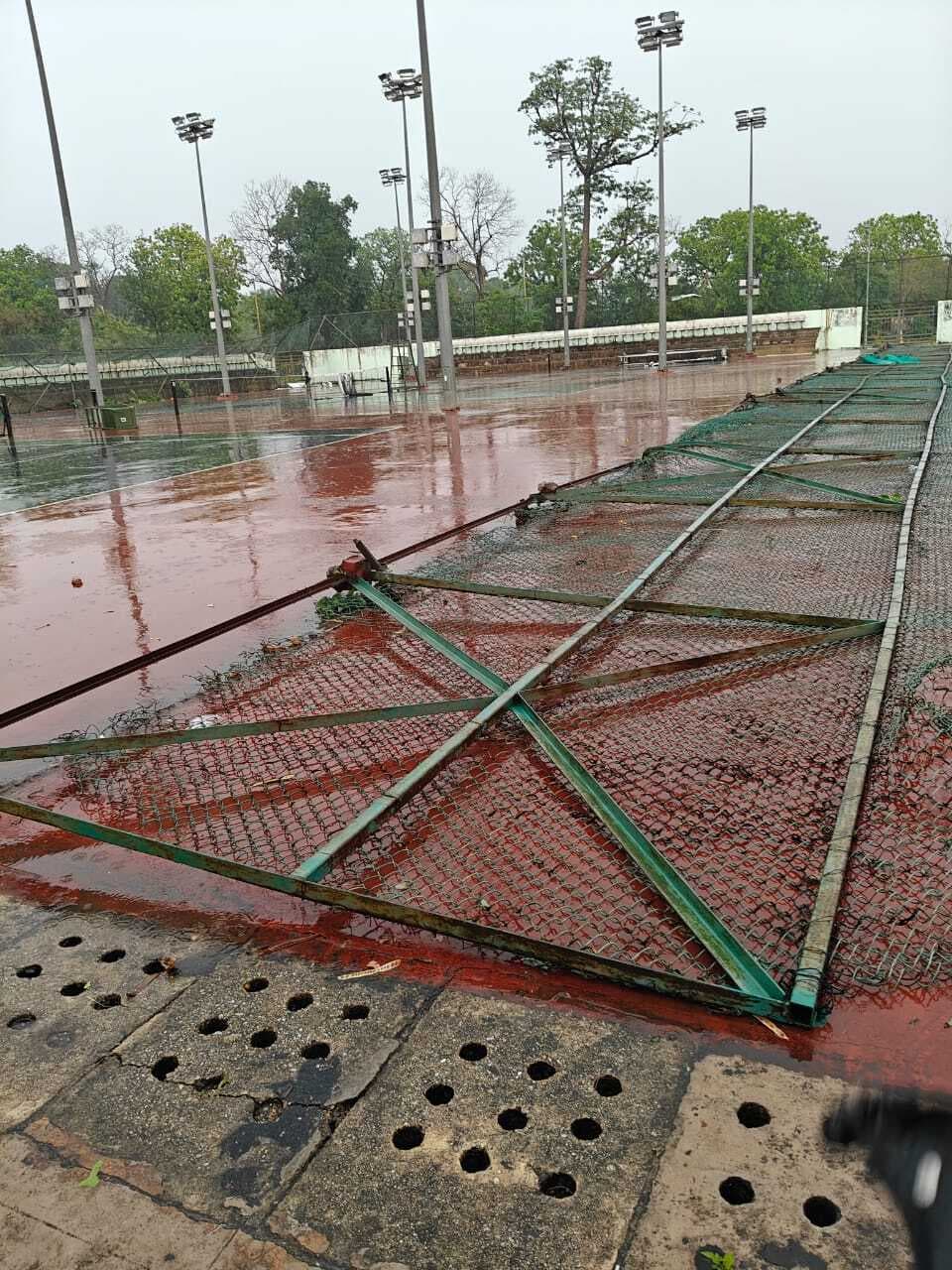 Sports : हल्की बारिश और हवा से मेगा स्पोर्ट्स कॉम्प्लेक्स के टेनिस कोर्ट की फेंसिंग गिरी