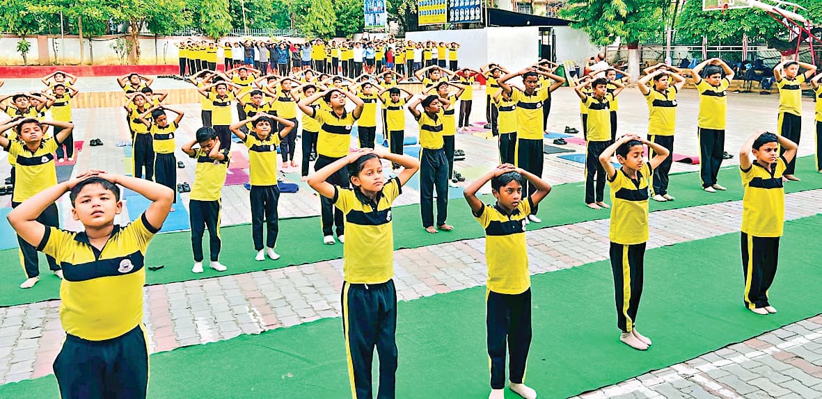 Ranchi News: बच्चों में दबी प्रतिभा उजागर करता है योग : स्वामी मुक्तरथ