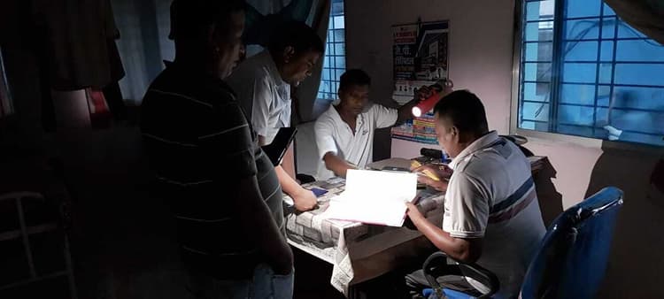 Dhanbad News : आरक्षी चौकी में टॉर्च की रोशनी में निबटाया गया कामकाज