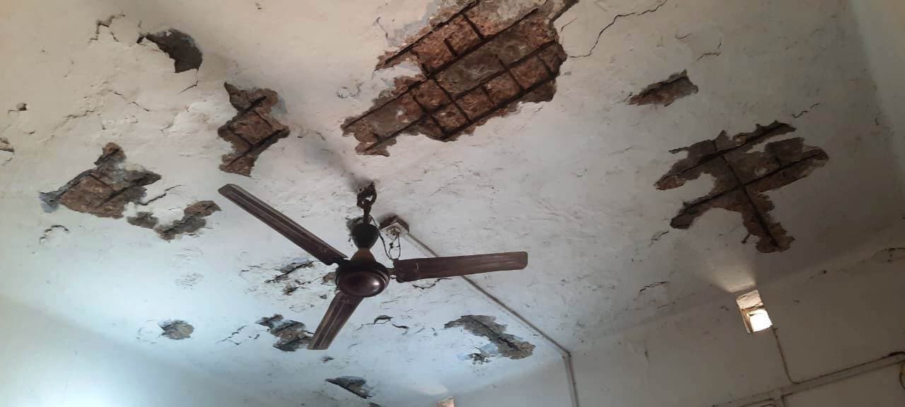 62 वर्ष पुराने भवन में मरीजों का इलाज कर रहे थे डॉक्टर, गिरा छत का मलबा