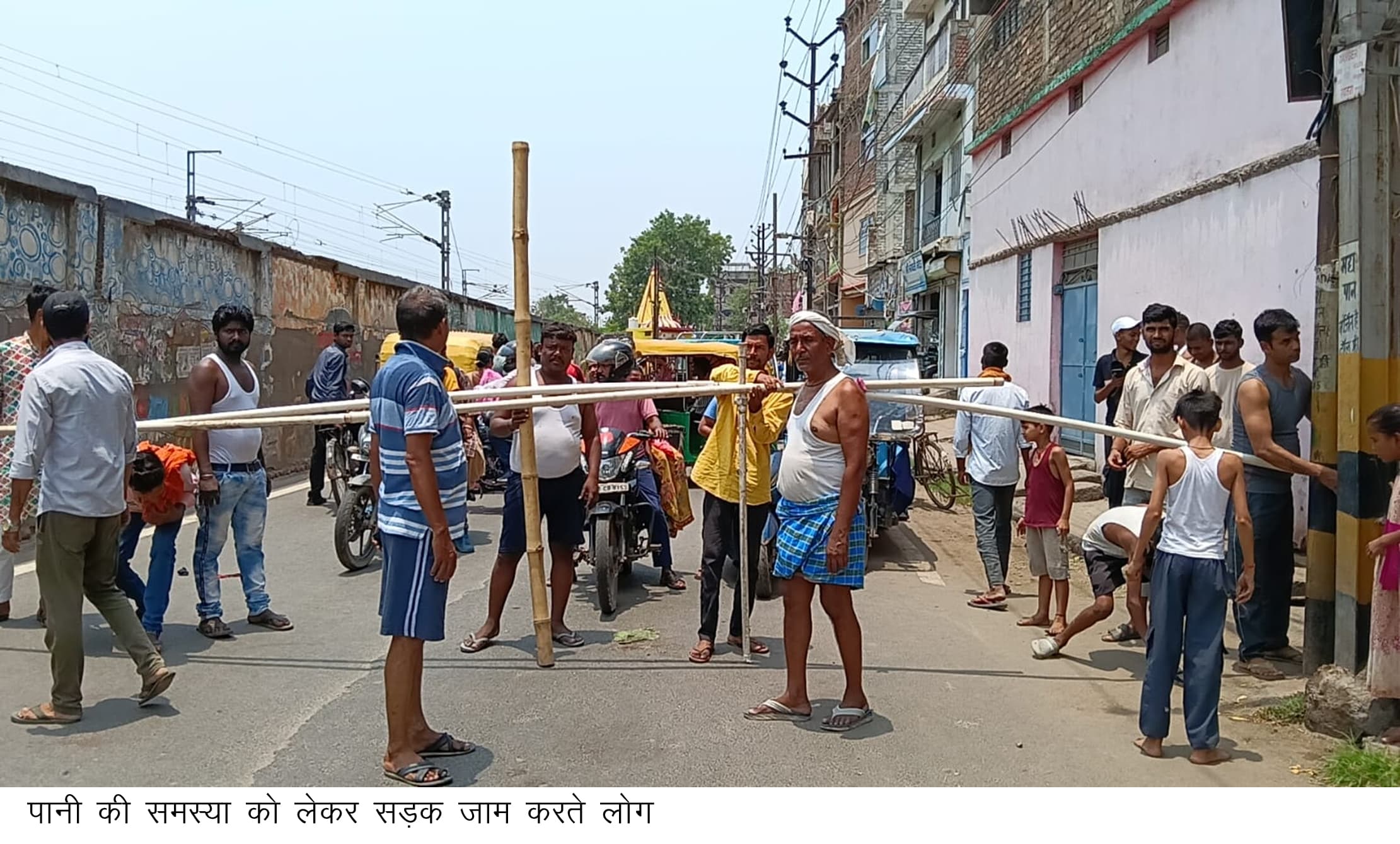 15 दिनों से नहीं मिल पा रहा पानी, फूटा लोगों का गुस्सा