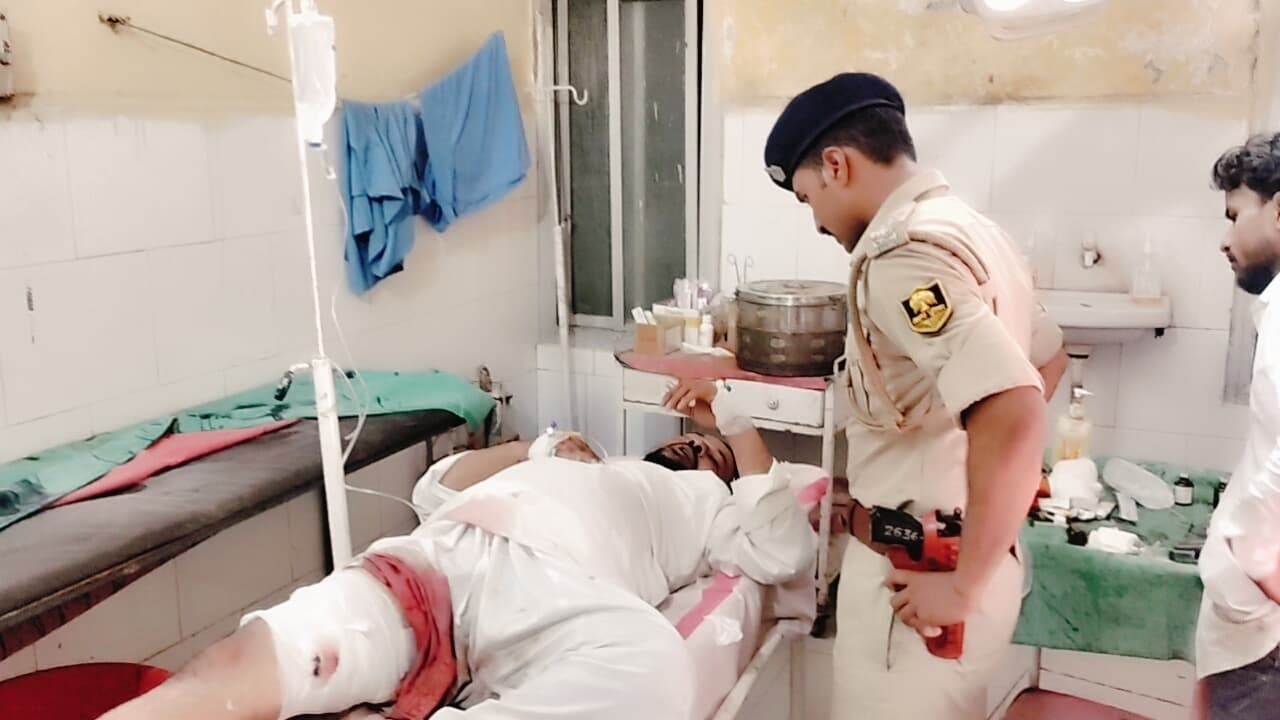 अदावत में युवक को गोली मार किया जख्मी, बाइक छोड़ भागे अपराधी