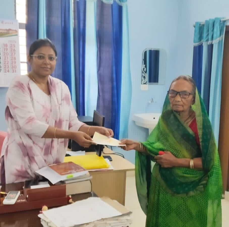 20 साल पुराने मामले में पीड़िता को मिला मुआवजे का चेक