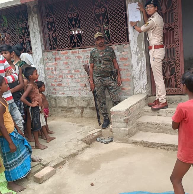 वारंटी के घर चिपकाया इश्तेहार