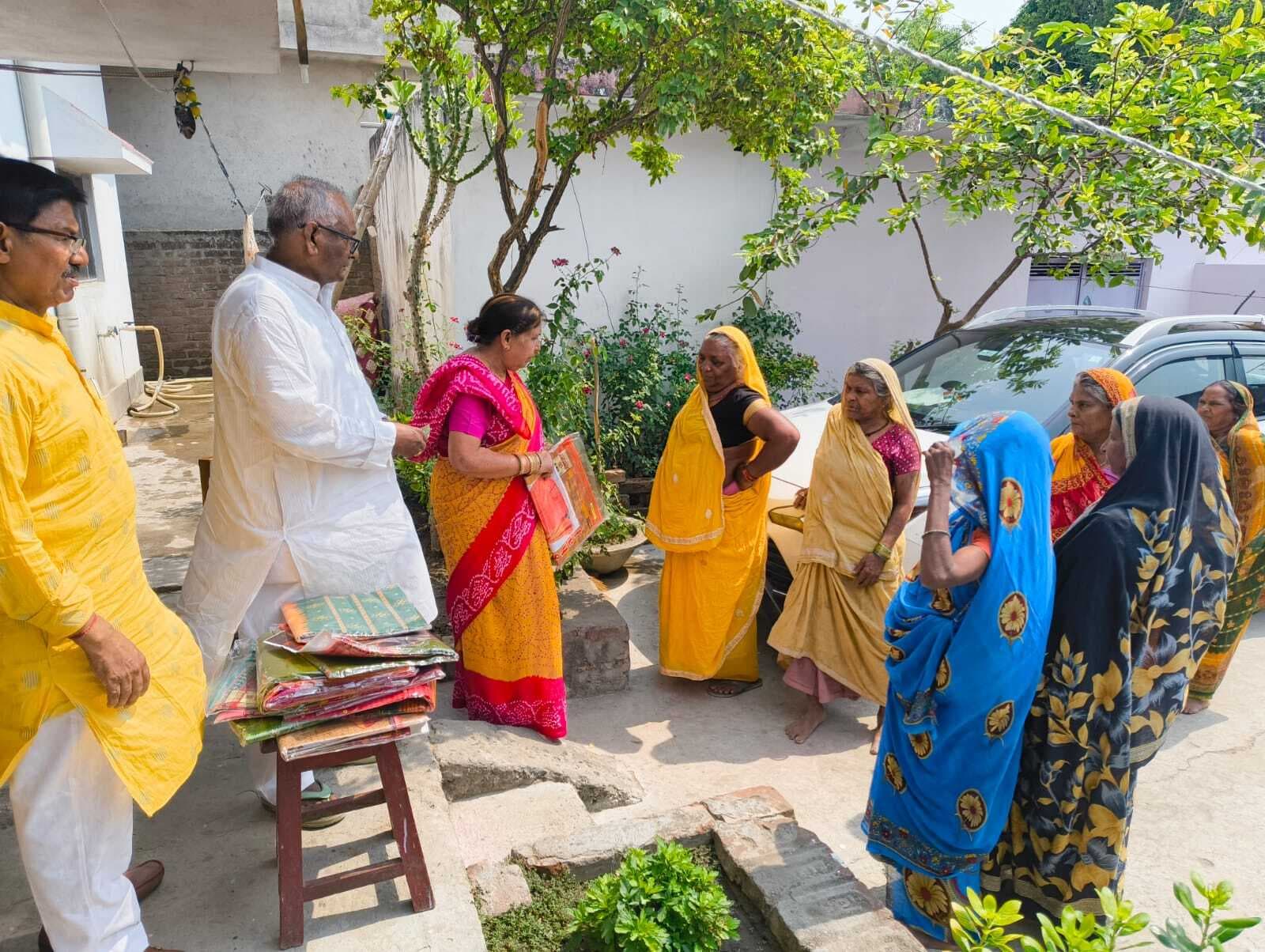 पुण्यतिथि पर गरीबों के बीच बांटे साड़ी व गमछे