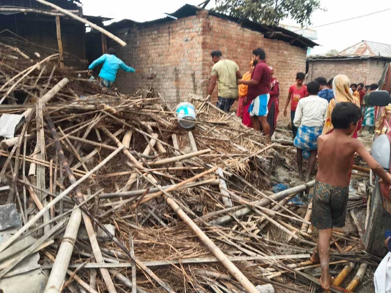 कुसहा गांव में आग लगने से आठ घर जले, 2.50 लाख नगद समेत लाखों के सामान खाक