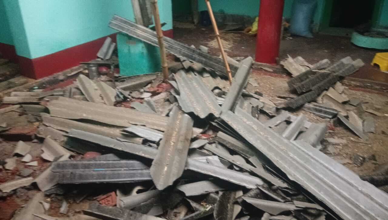 आधी-तूफान से कई जगहों पर गिरी दीवार