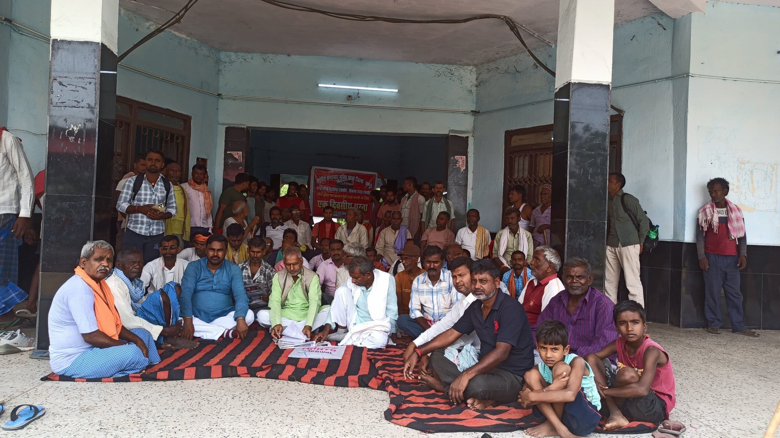 ट्रेनों के ठहराव को लेकर भ्रष्टाचार मुक्ति मोर्चा ने दिया धरना