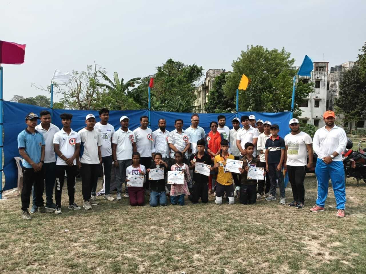 Samastipur News:प्रमाण पत्र से नवाजे गये अव्वल आने वाले प्रतिभागी