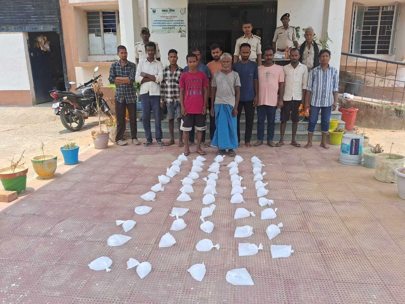 54 लीटर शराब के साथ 11 धंधेबाज गिरफ्तार