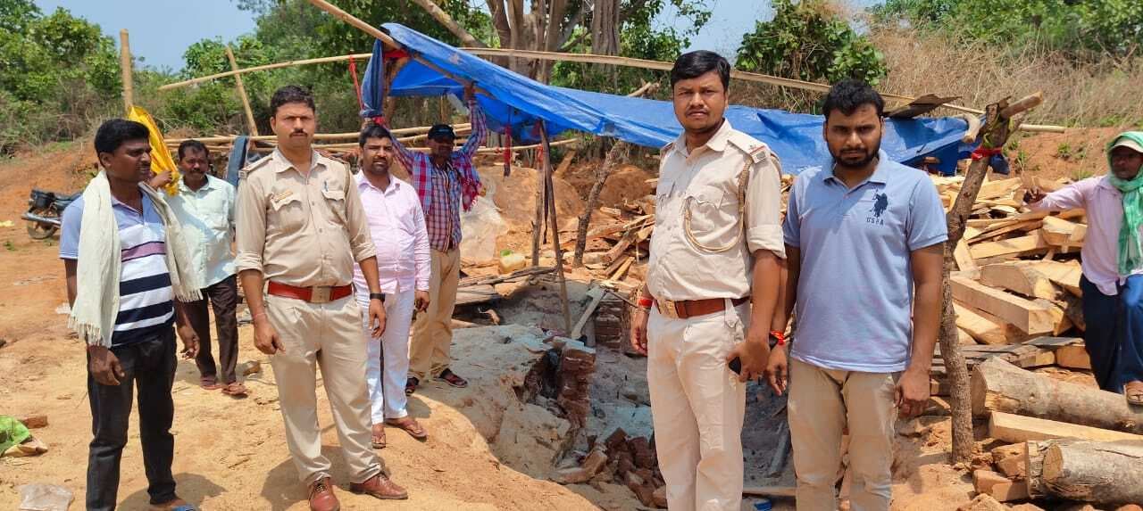 Deoghar News : जंगल में चोरी-छिपे चल रहा था आरा मिल, वन विभाग ने किया ध्वस्त