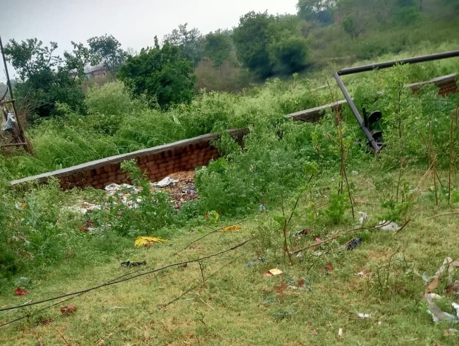 Giridih News :हाइटेंशन पोल व तार गिरा, विभाग बेखबर