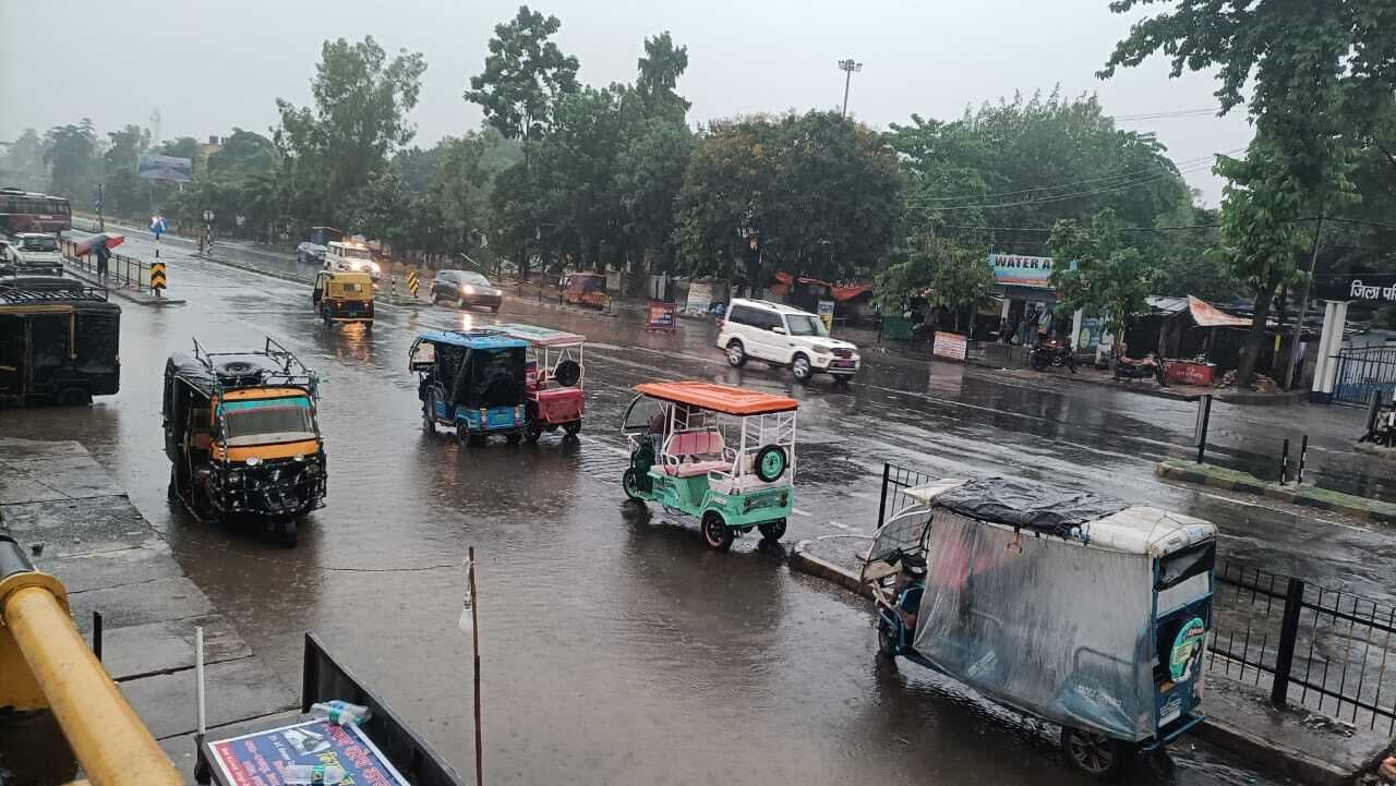 झमाझम बारिश से मौसम सुहाना, सड़कों पर जलजमाव