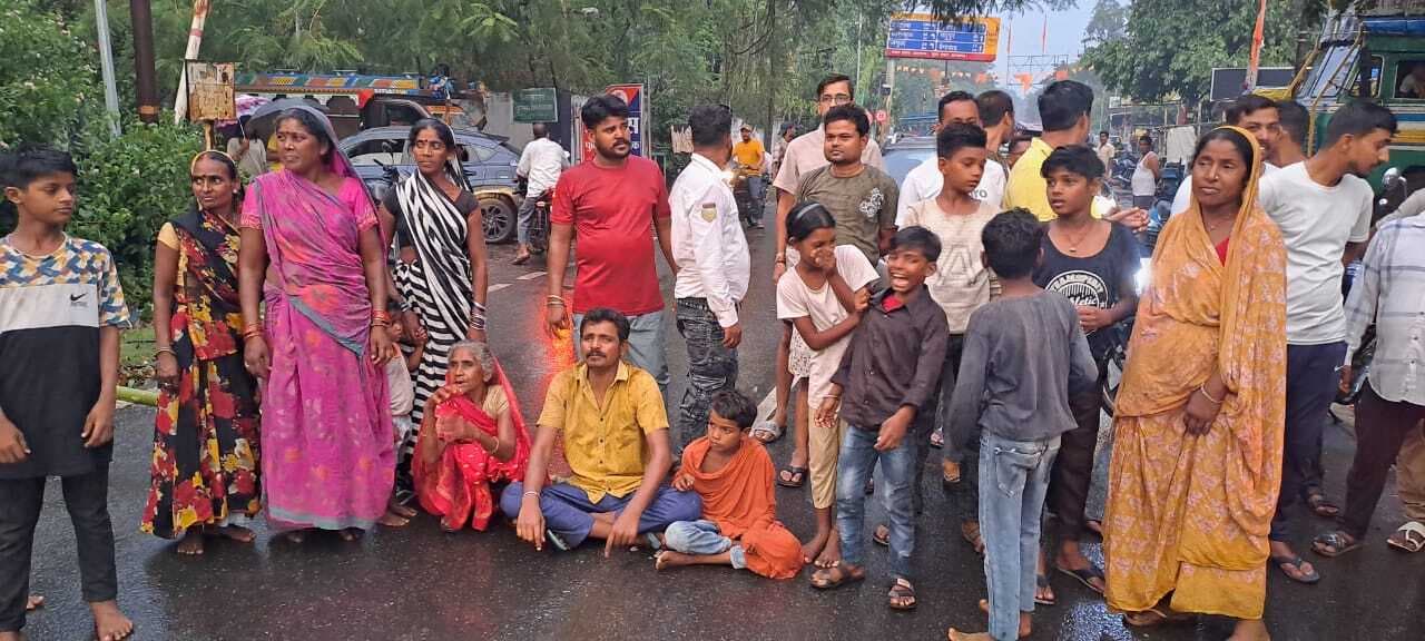 Giridih News : बिजली की समस्या से त्रस्त लोगों ने किया रोड जाम