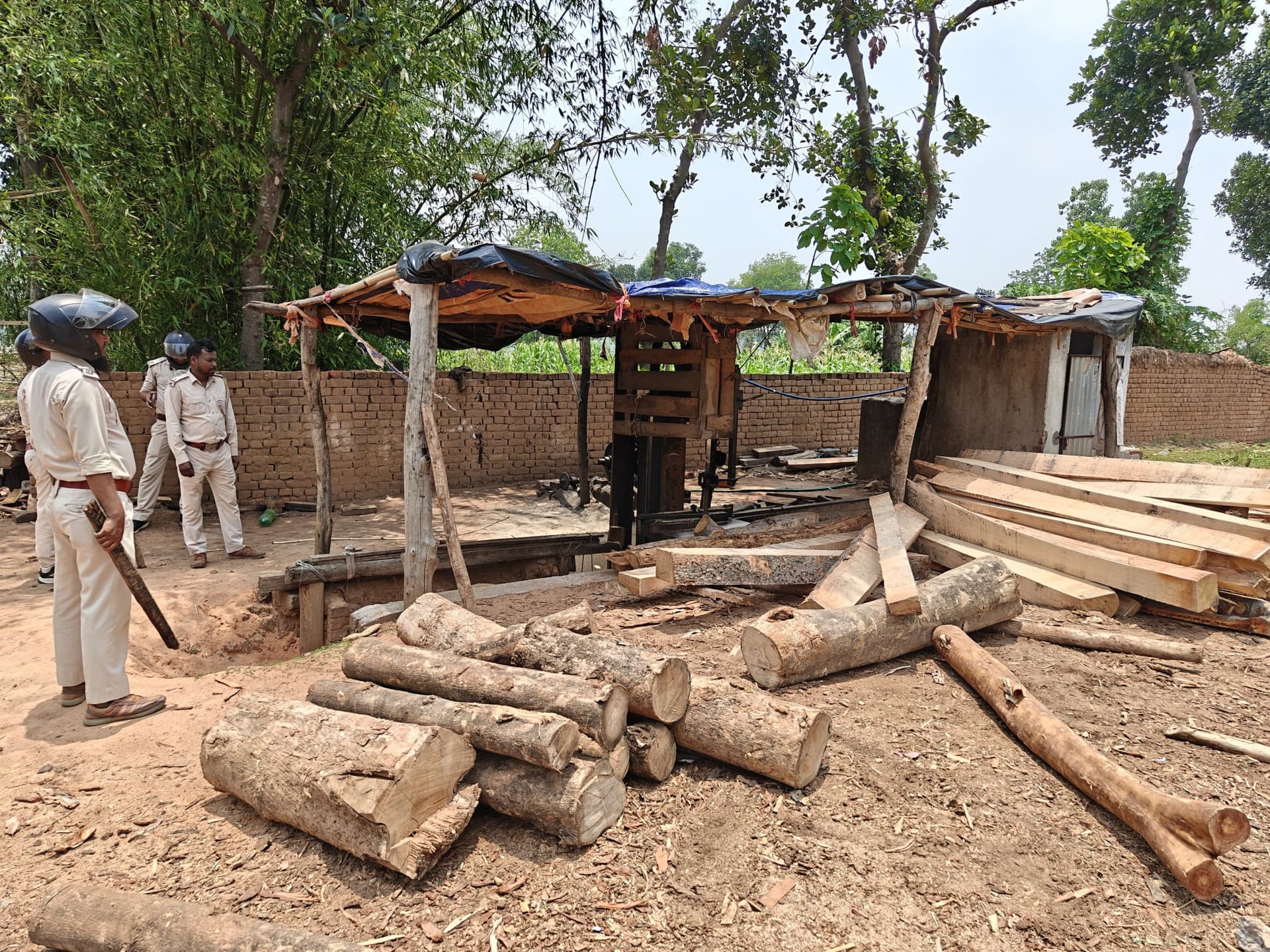 Giridih News :आरा मिल में छापेमारी, एक लाख की सामग्री जब्त