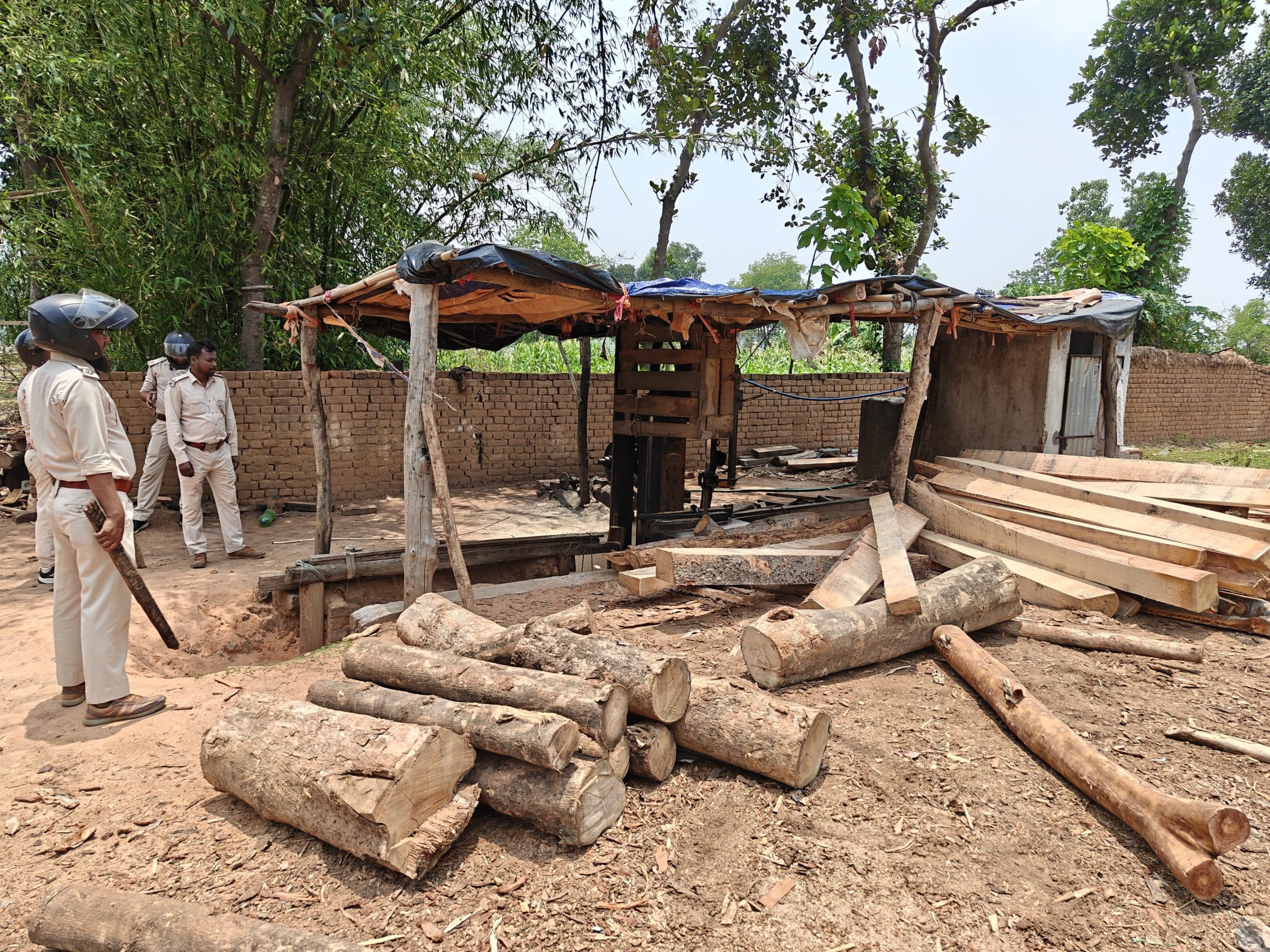 Giridih News :आरा मिल में छापेमारी, एक लाख की सामग्री जब्त