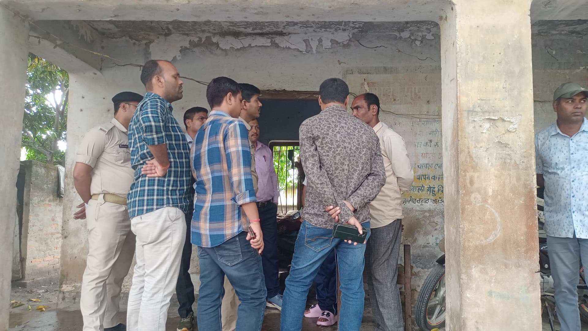 Madhubani News : अंचल होमगार्ड के बंद कमरे से दो सरकारी राइफल चोरी