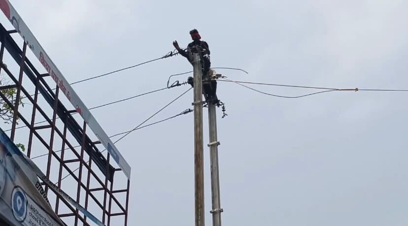 Giridih News :आंधी-पानी से शहर में विद्युतापूर्ति व्यवस्था ध्वस्त