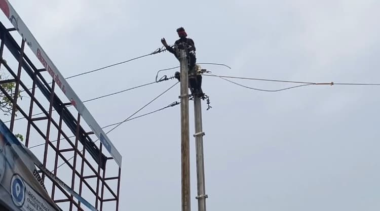 Giridih News :आंधी-पानी से शहर में विद्युतापूर्ति व्यवस्था ध्वस्त