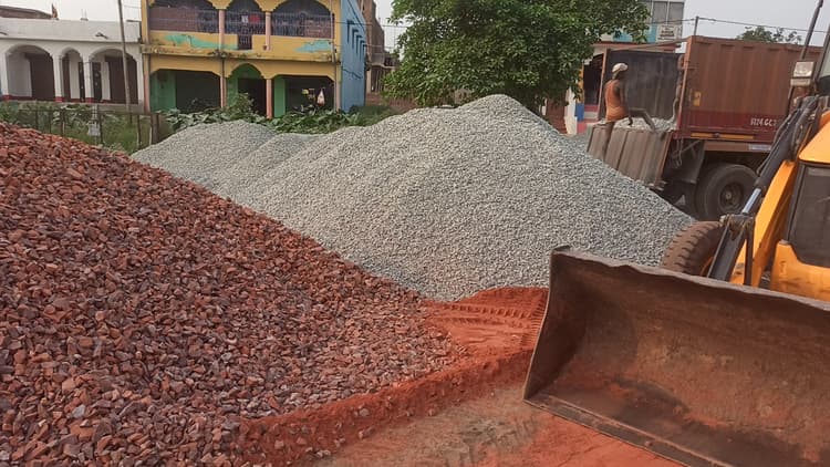Madhubani News : बिना अनुमति के सरकारी जमीन पर रखी जा रही सड़क निर्माण की सामग्री