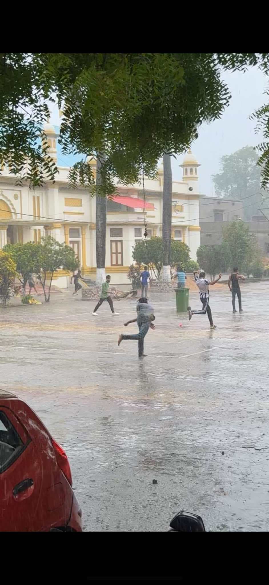 Bettiah : झमाझम बारिश से खुशनुमा हुआ मौसम, गर्मी से मिली राहत
