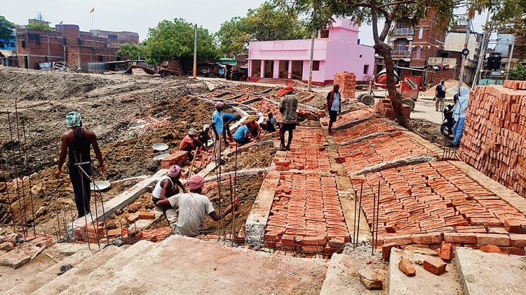 बिना अतिक्रमण हटाए ही हो रहा महिपाल पोखरा में निर्माण कार्य