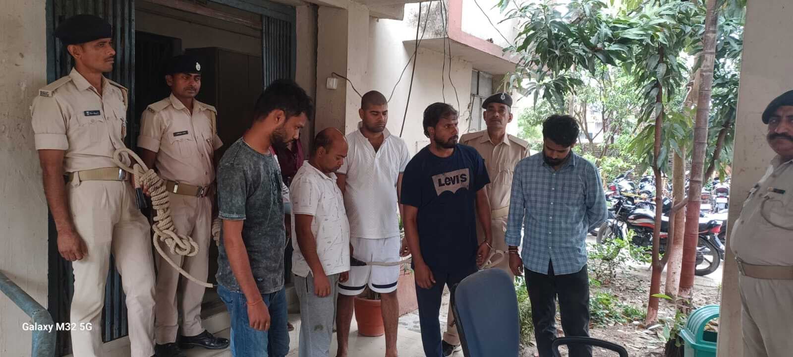 सरकारी आवास में शराब पार्टी करते वीटीआर के चार वनपाल समेत नौ गिरफ्तार