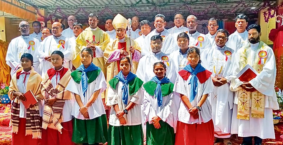Ranchi News : कोलकाता के आर्चबिशप ने बसिल तिग्गा का किया पुरोहिताभिषेक