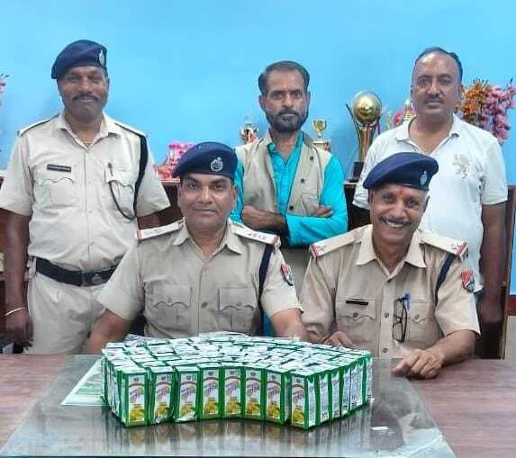 डेहरी स्टेशन पर 14.8 लीटर शराब के साथ तस्कर गिरफ्तार