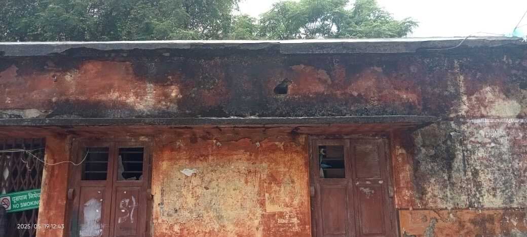 पुराना सदर अस्पताल का दवा स्टोर रूम बदहाल, छत से रिसता है पानी