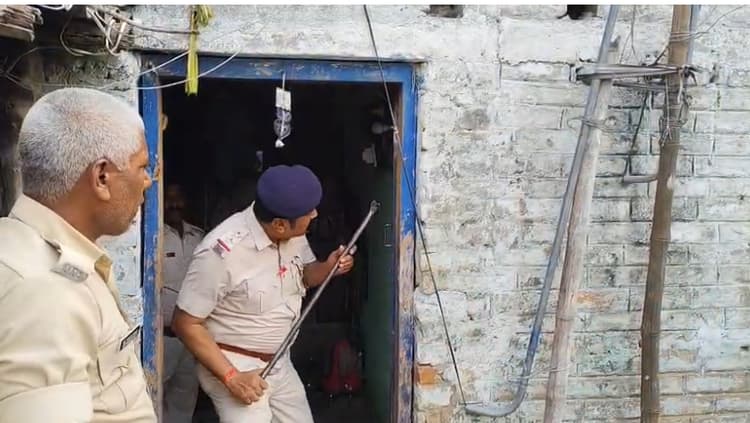 Motihari: 27 फरार आरोपियों के घर पर चला कानून का हथौड़ा