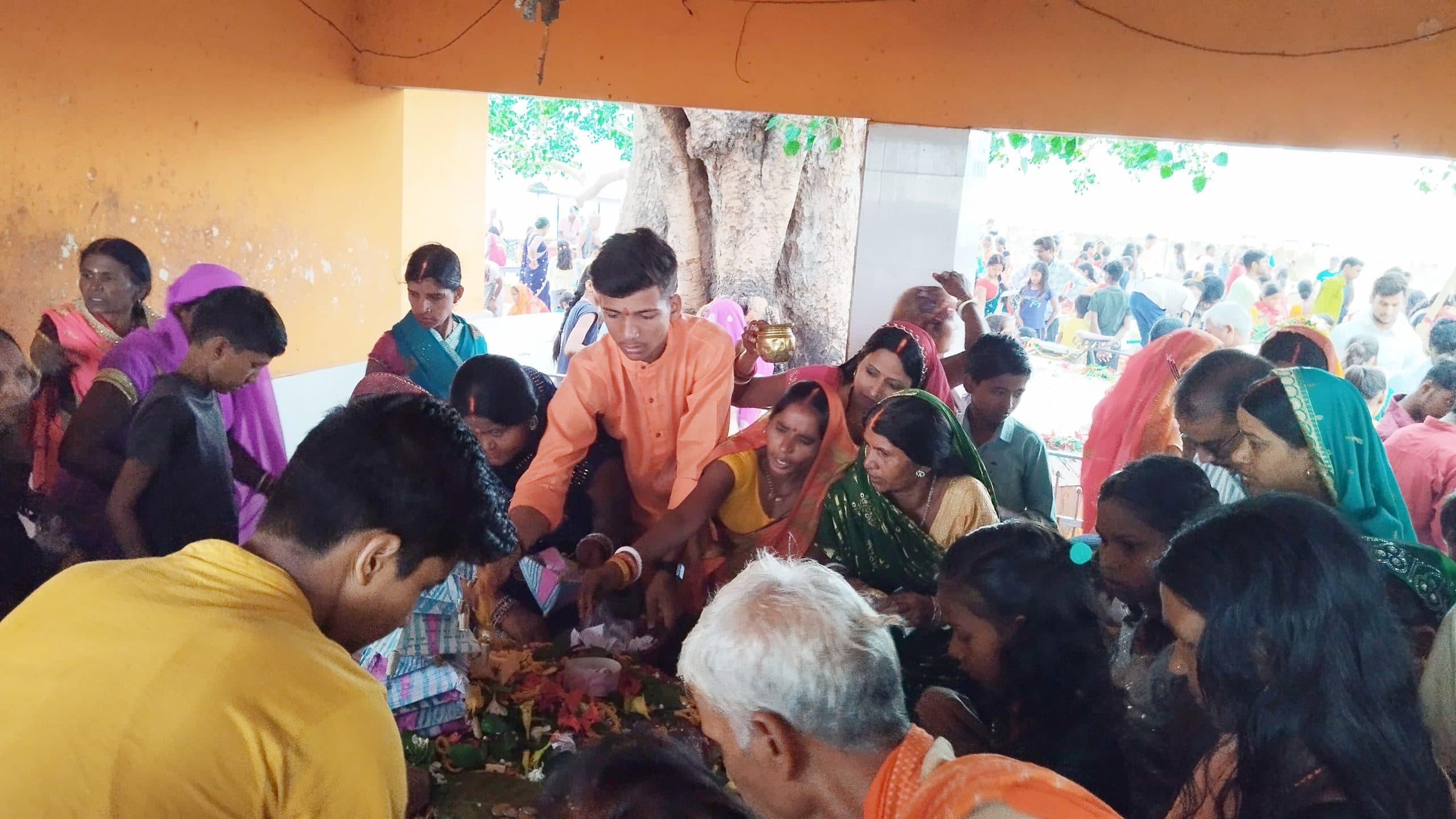 श्रद्धालुओं ने बाबा घनश्याम स्थान में की पूजा-अर्चना