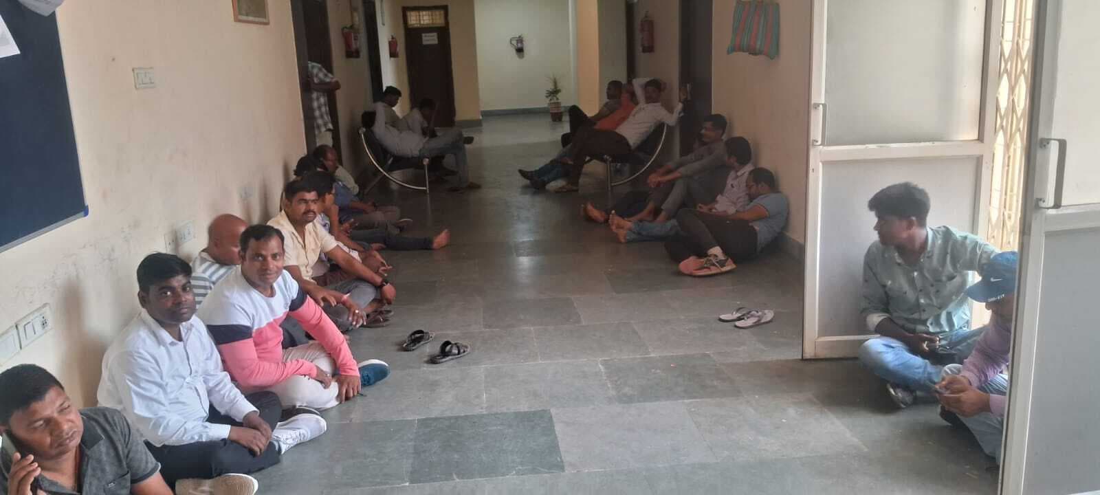 मानदेय भुगतान की मांग को लेकर आउटसोर्सिंग कर्मियों का धरना जारी