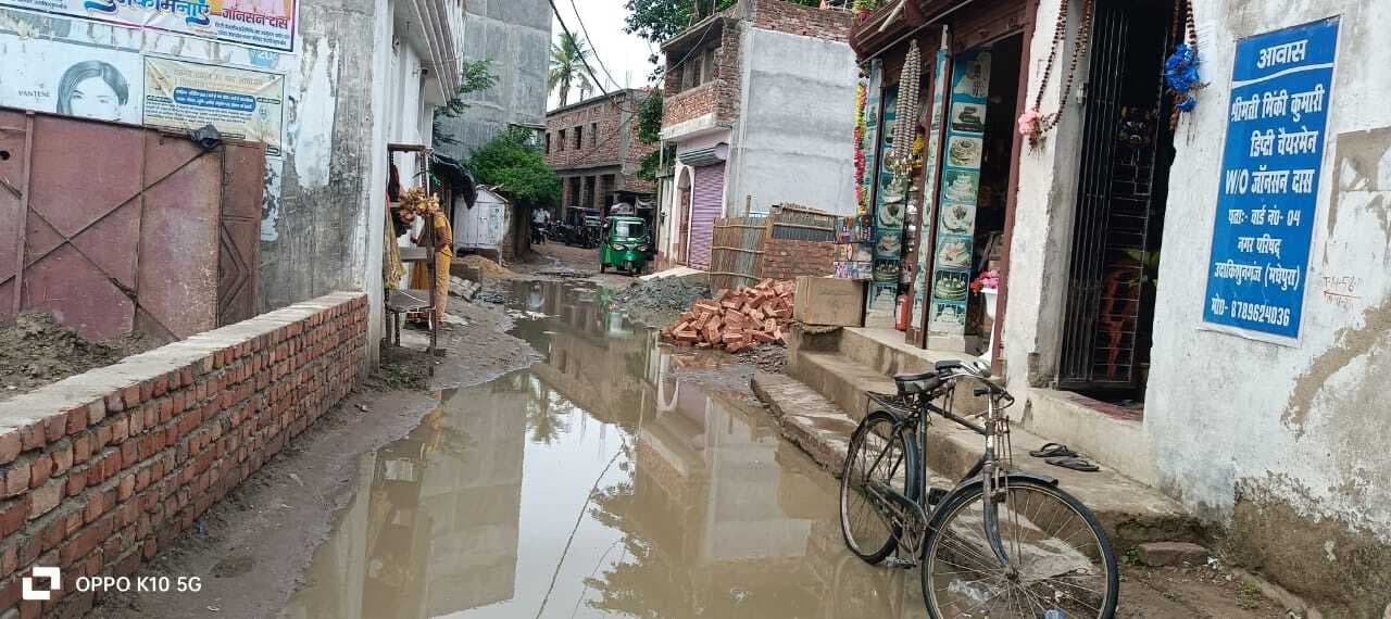 हल्की बारिश में नगर परिषद के मुख्य बाजार की सड़क जमा पानी