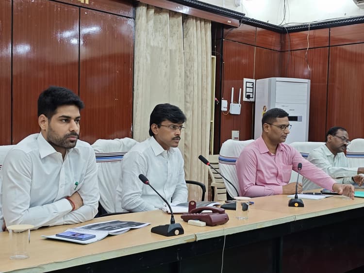 हर हाल में कार्यों में प्रगति दिखनी चाहिए : डीएम