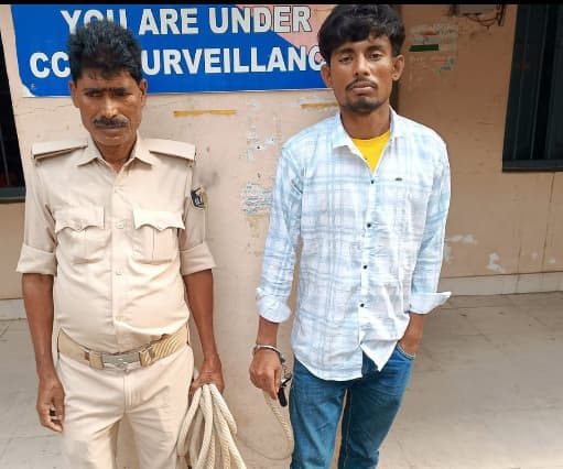 छह साल से दहेज उत्पीड़न झेल रही महिला से थाना परिसर में ही पति ने की मारपीट, गिरफ्तार