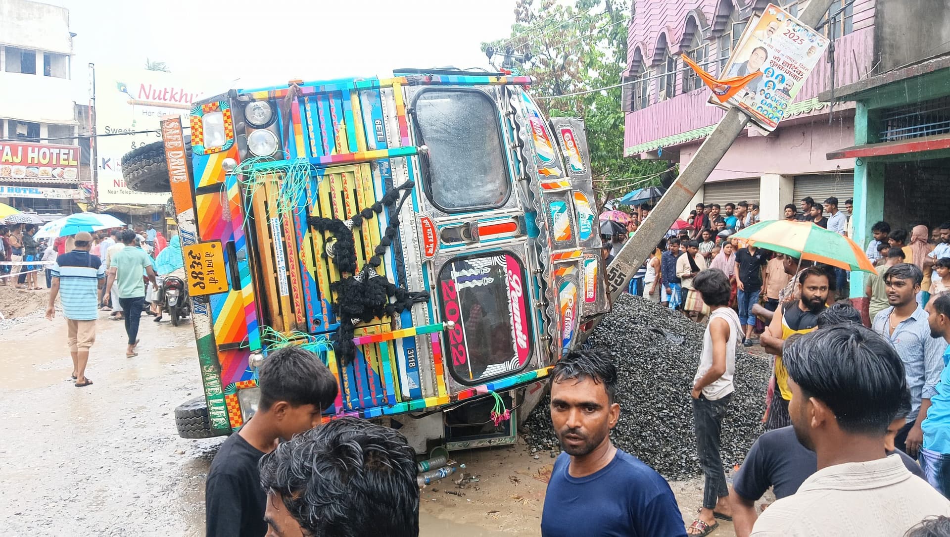 गिट्टी लदे ट्रक की चपेट में आया ऑटो व टोटो, बचा चालक गिट्टी लदे ट्रक की चपेट में आया ऑटो व टोटो, बचा चालक