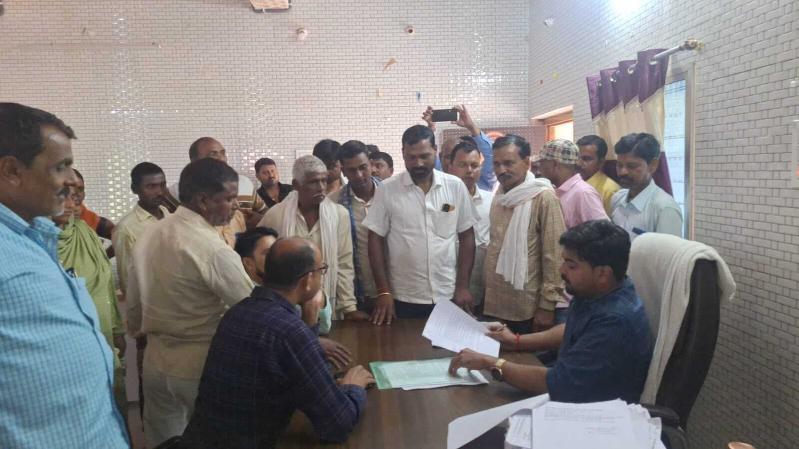 प्रमुख के खिलाफ लाया गया अविश्वास प्रस्ताव