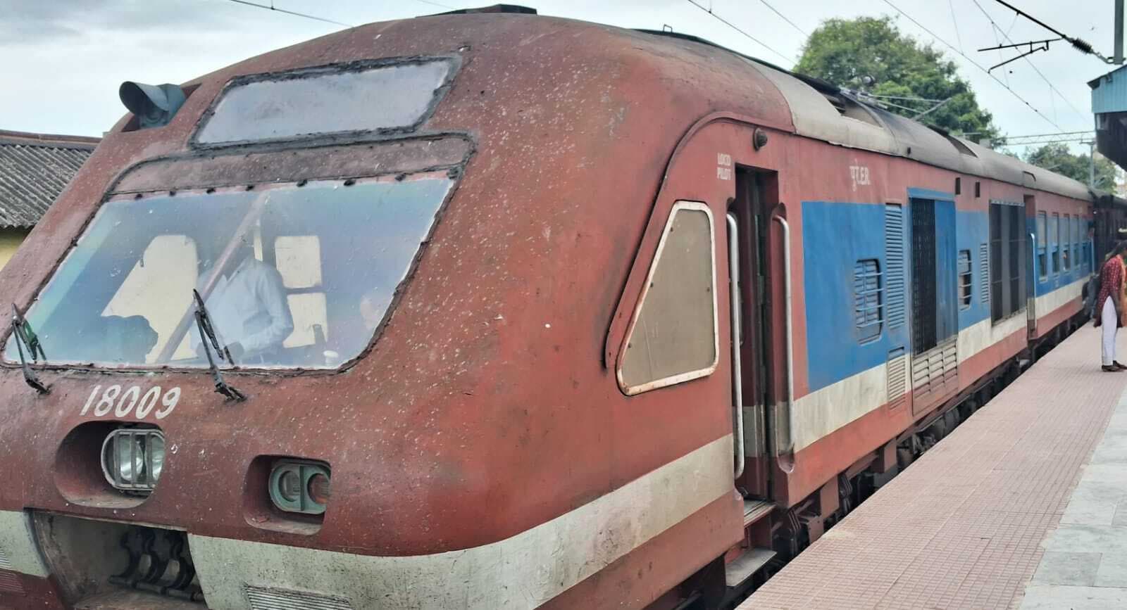 किऊल-जमालपुर पैसेंजर ट्रेन लगातार घंटों विलंब से पहुंच रही जमालपुर