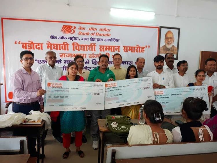 एमयू हिंदी विभाग में मेधावियों को किया सम्मानित