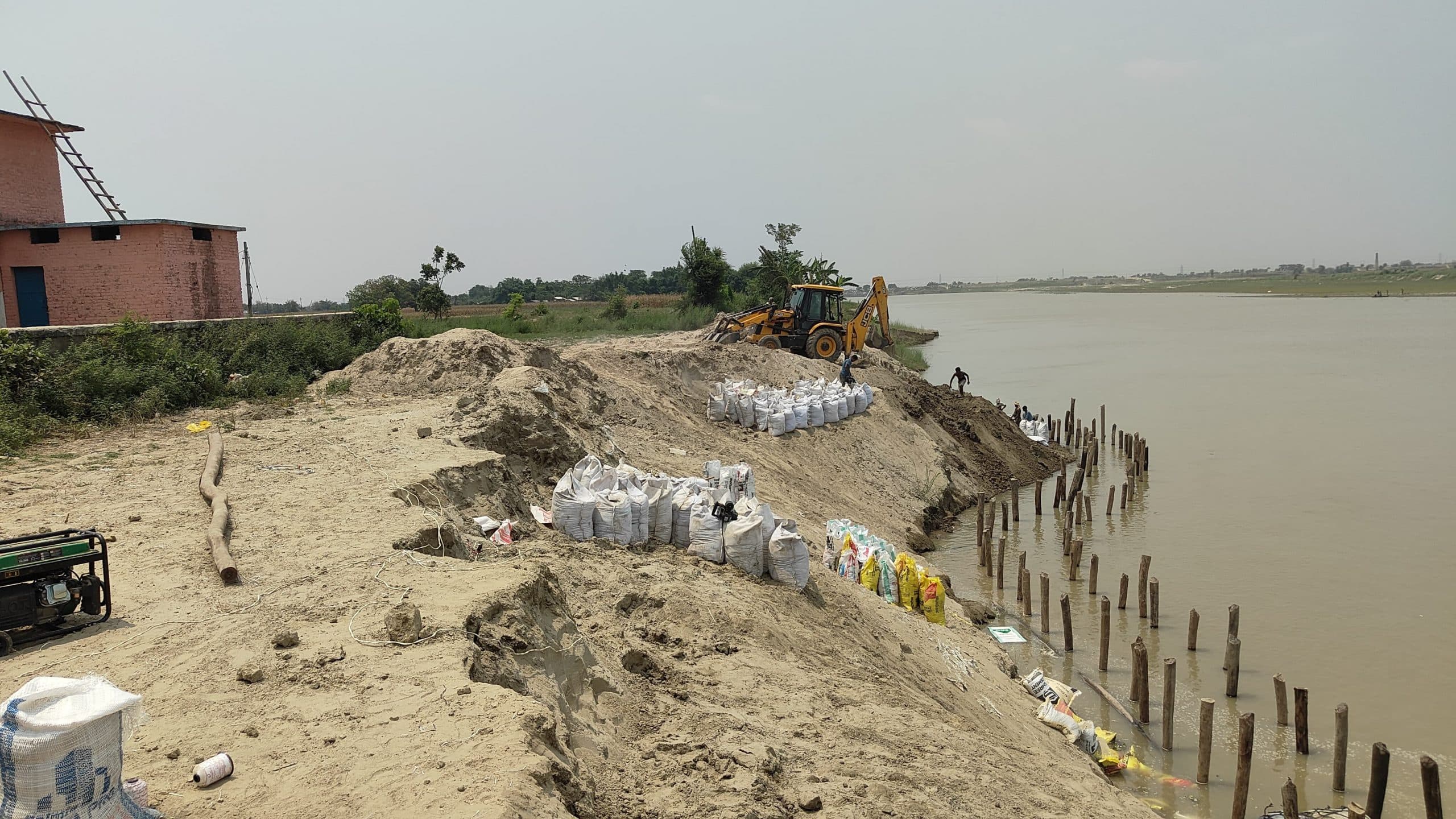 बंगलिया में 50 लाख रुपये की लागत से हो रहा कटाव निरोधी कार्य