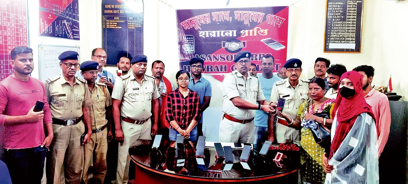 आसनसोल से बरामद 22 फोन जीआरपी ने लौटाये
