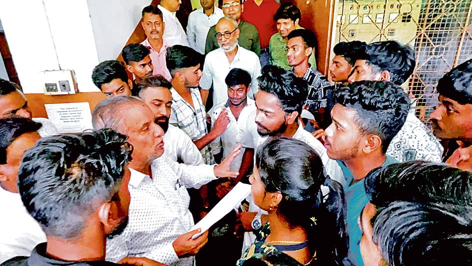 विधायक की पहल पर टीडीबी कॉलेज में थम गया विवाद, सामान्य हुए हालात