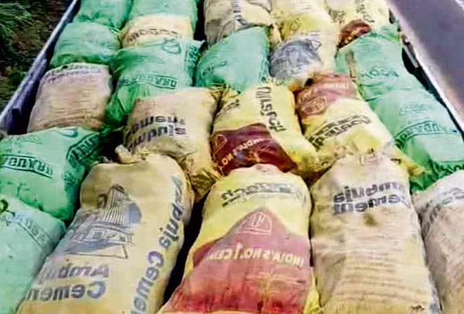 बस की छत से 30 बस्ता अवैध कोयला बरामद